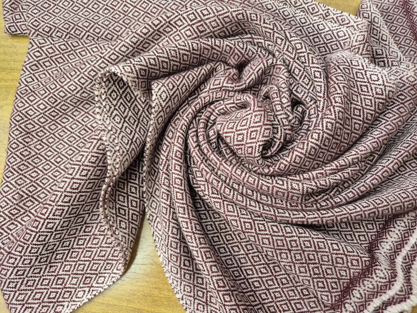 Handgewebter Stola in Terrakotta-Rot mit Rauten-Webmuster – LWH Nepal